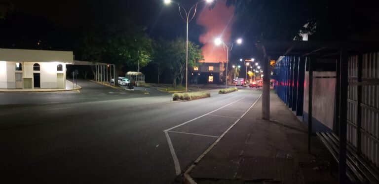 Incêndio destrói antiga cooperativa dos ferroviários em Mafra