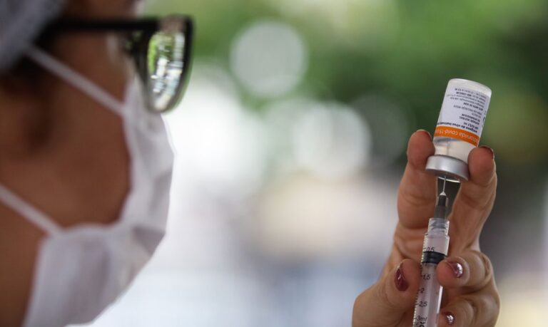 Número de brasileiros com primeira dose de vacina supera 70 milhões