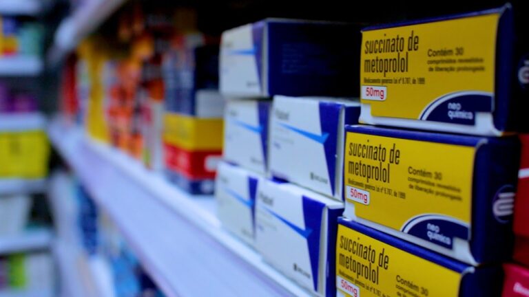 Surto de doenças respiratórias causa falta de remédios nas farmácias