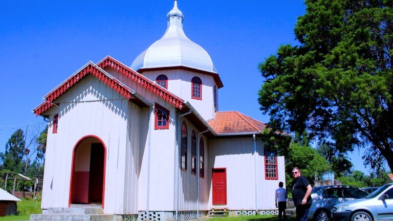 Templos de fé: Construída em arquitetura bizantina, capela São Demétrio guarda relíquias de uma época