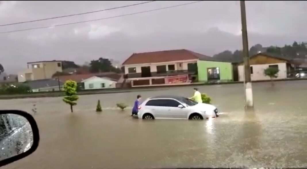 Avenida Perimetral, em frente à Havan, em Porto União