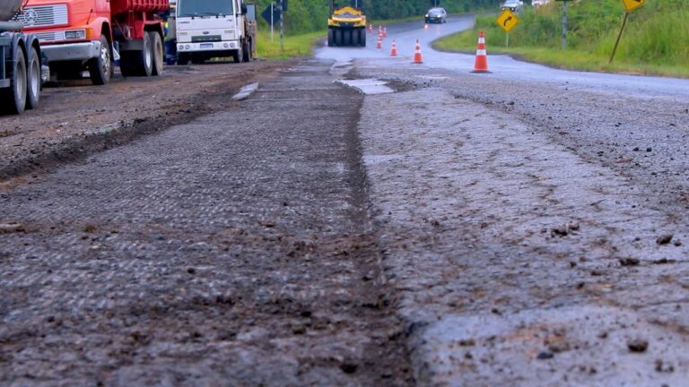 Pavimento em pontos críticos da SC-477 é retirado