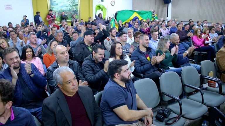 População apoia pedidos de impeachment de Passos e Pike