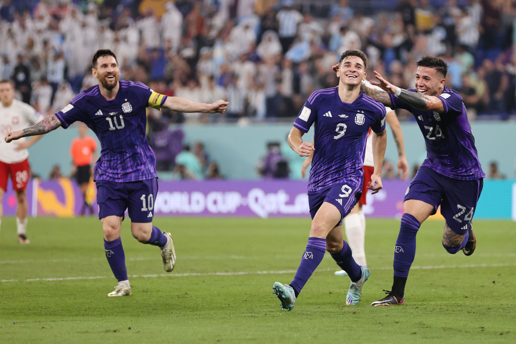 Com gol de Messi e golaço de promessa, Argentina vence México e