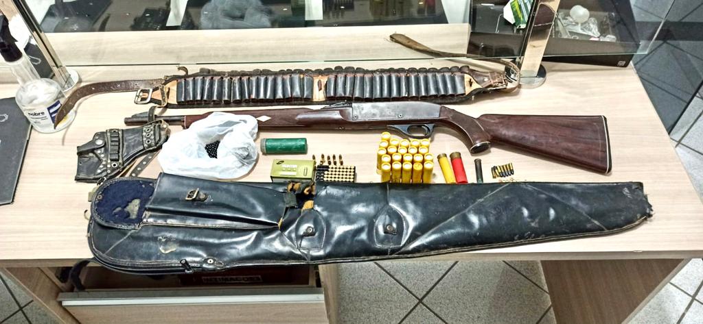 Arma e munições encontradas na casa do vereador