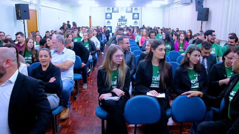 Ato em defesa das universidades comunitárias une lideranças políticas, alunos e professores na UNC
