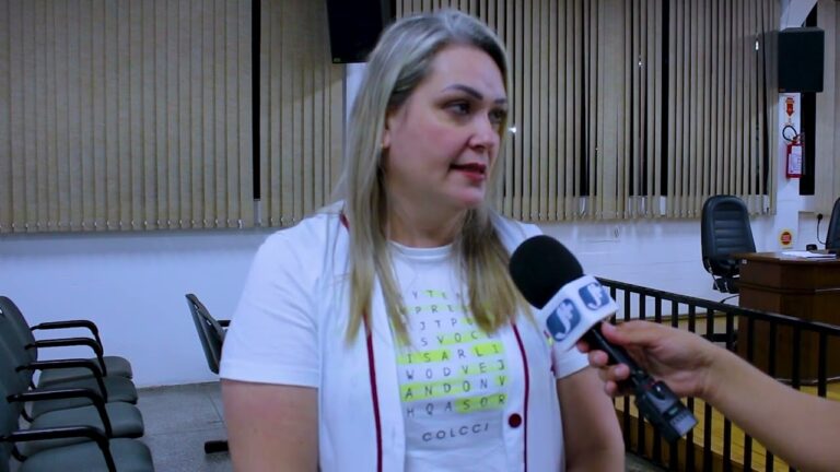 Professores cobram promessa de prefeita sobre piso da categoria