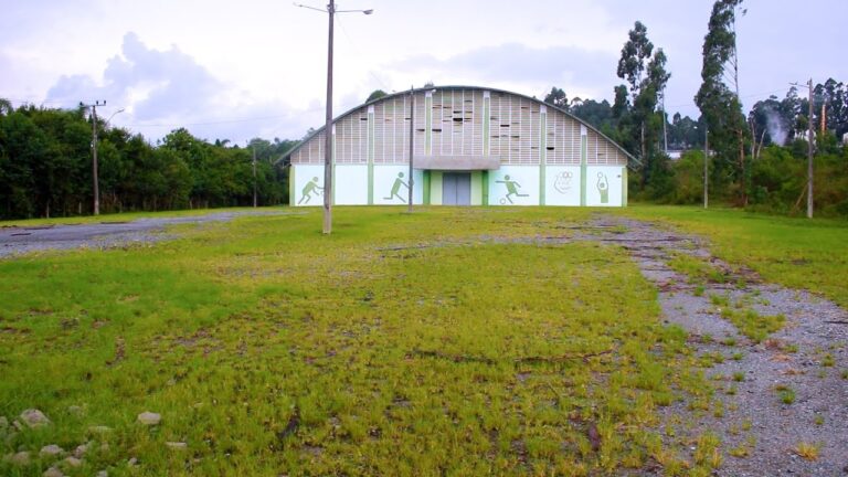 Ginásio que custou mais de R$ 1 milhão está abandonado em Canoinhas
