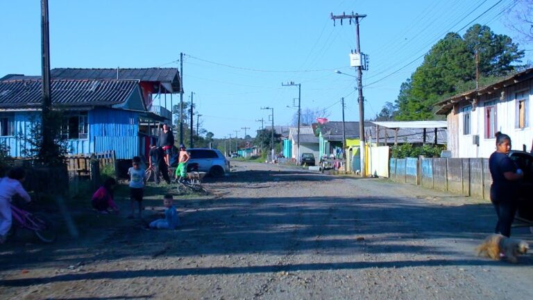 Moradores questionam cadastro para remoção de suas casas da Rua Velha, em Três Barras