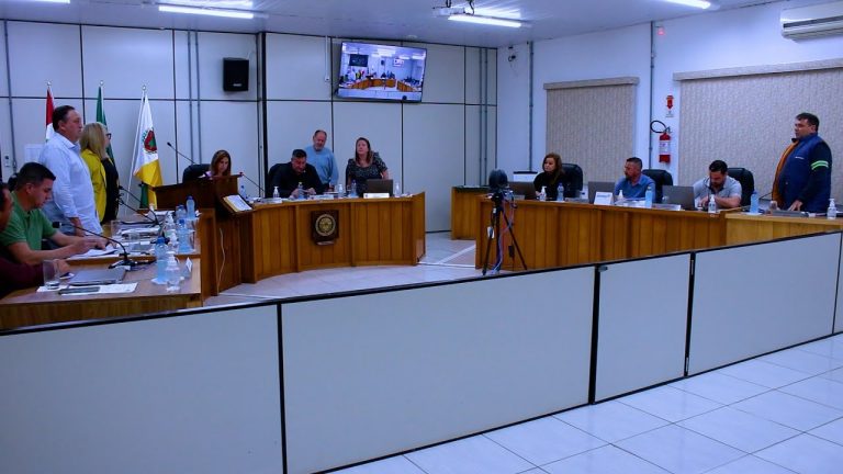 Vídeo: Vereadores de Três Barras extinguem cargo de controlador interno da Câmara