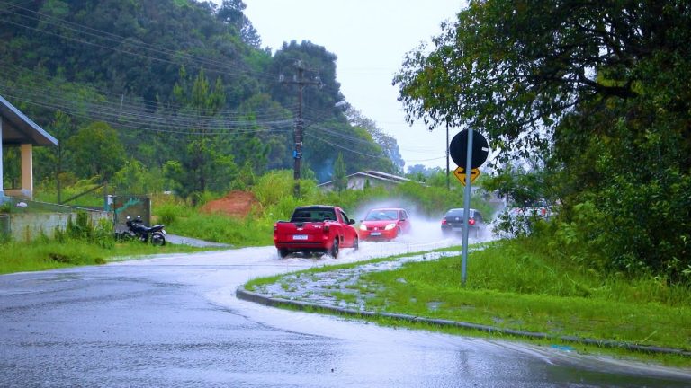 Defesa Civil de SC alerta para novos temporais, 200 milímetros de chuva e inundações