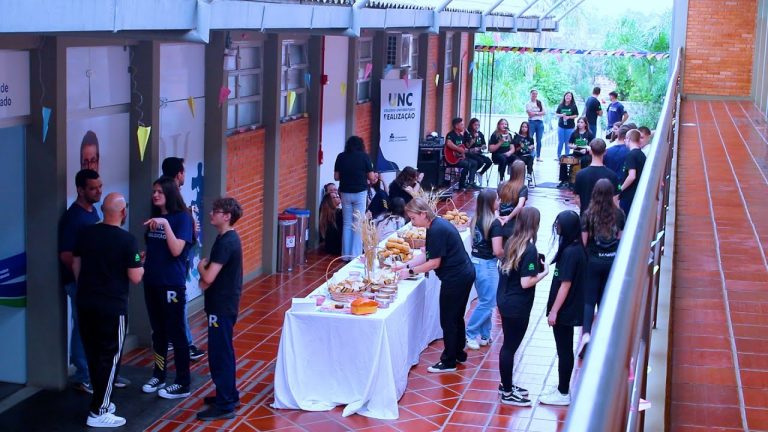 ‘Pão com poesia’: Colégio Realização incentiva hábito da escrita