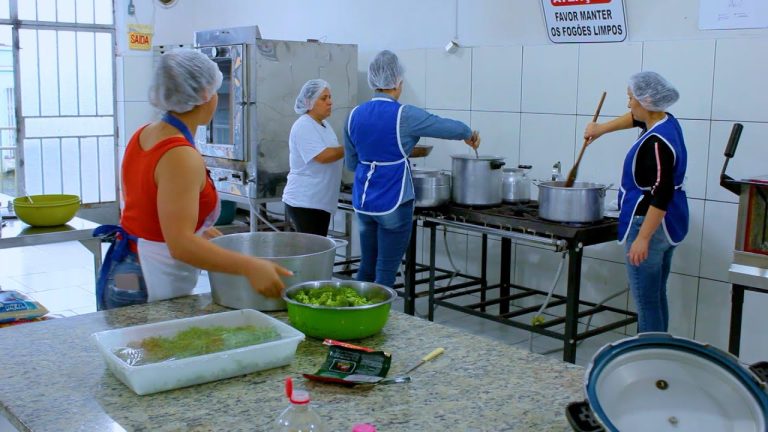 Voluntárias cozinham para desabrigados pela enchente em Canoinhas