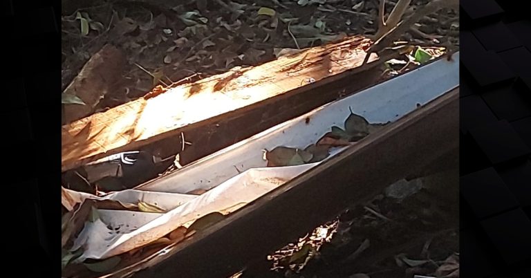 Caixão é descartado em frente ao Cemitério de Major Vieira