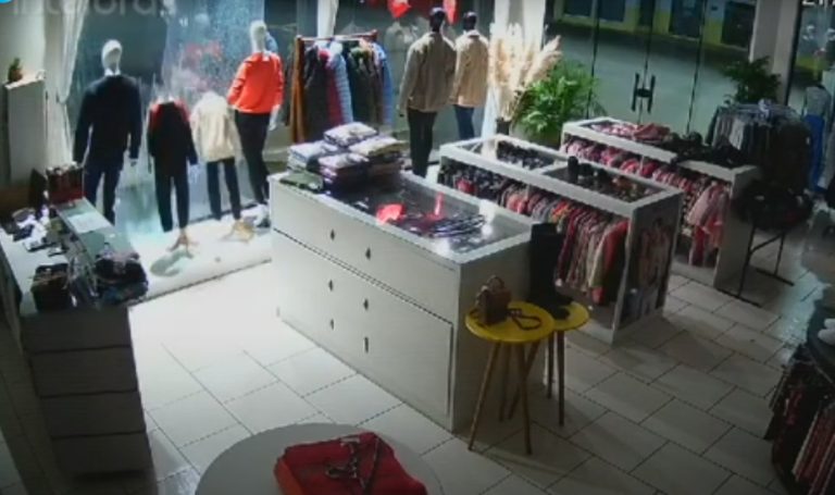 VÍDEO: Ladrão quebra vitrine e furta de loja em Três Barras