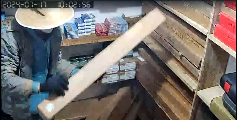 Vídeo: Dupla rouba pistolas, fuzil e 10 mil munições de clube de tiro em Itaiópolis