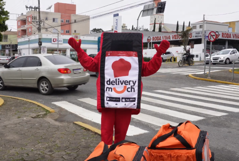 Equipe de aplicativo de delivery distribui pizzas de graça no centro de Canoinhas