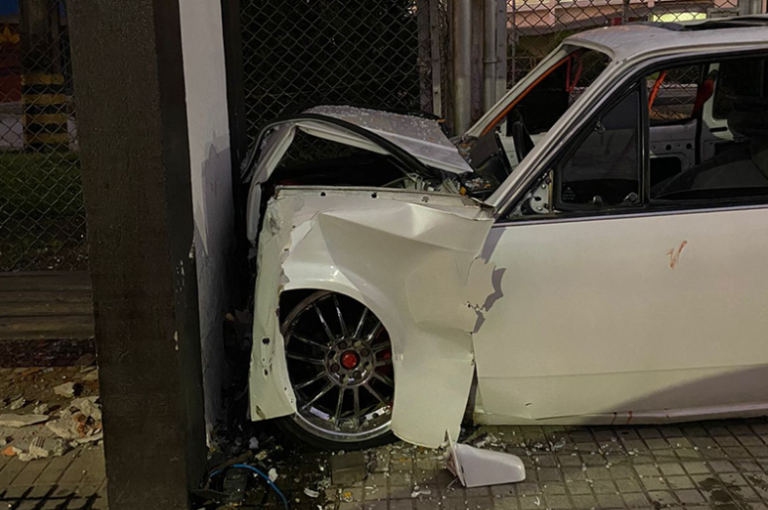 Homem fica ferido após carro sair da pista e bater em ponto de ônibus