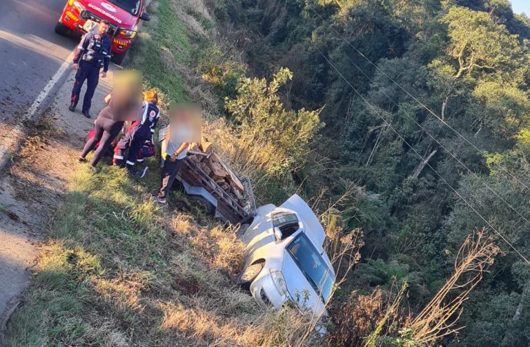 Saída de pista e engavetamento são registrados na BR 280 em Canoinhas