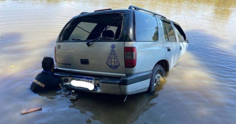 Bombeiros retiram veículo submerso em São Mateus do Sul