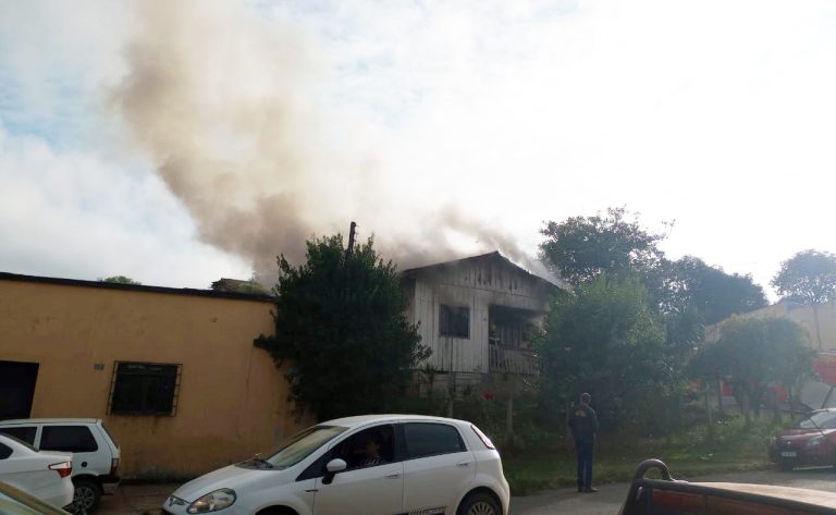 Vídeo: Incêndio atinge casa no Jardim Esperança, em Canoinhas