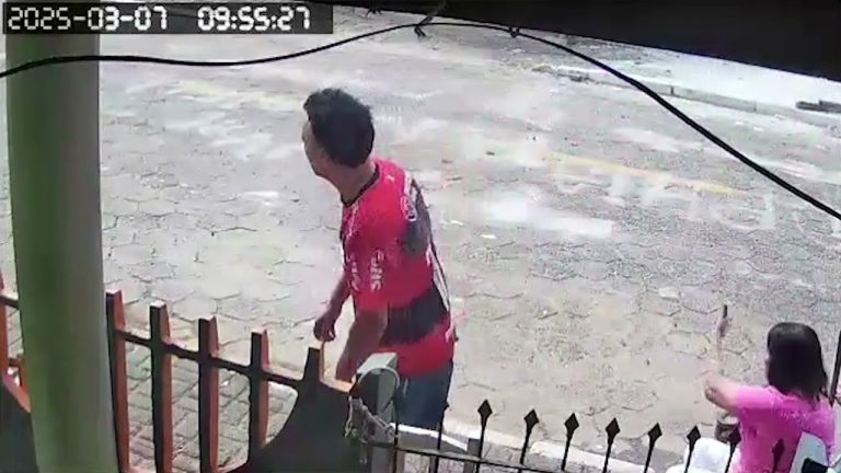 Vídeo:  Mulher apedreja casa de vizinhos em Irineópolis