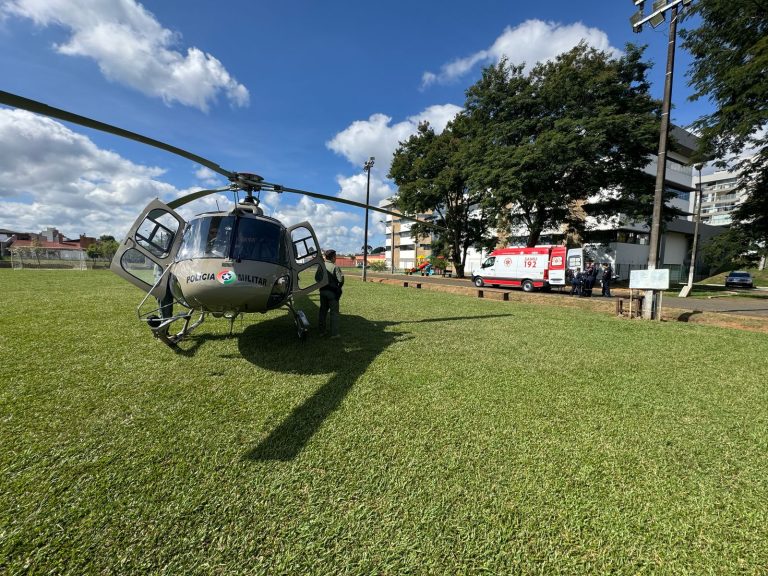 Helicóptero da PM transfere criança de 5 anos ferida em acidente de Canoinhas para Joinville