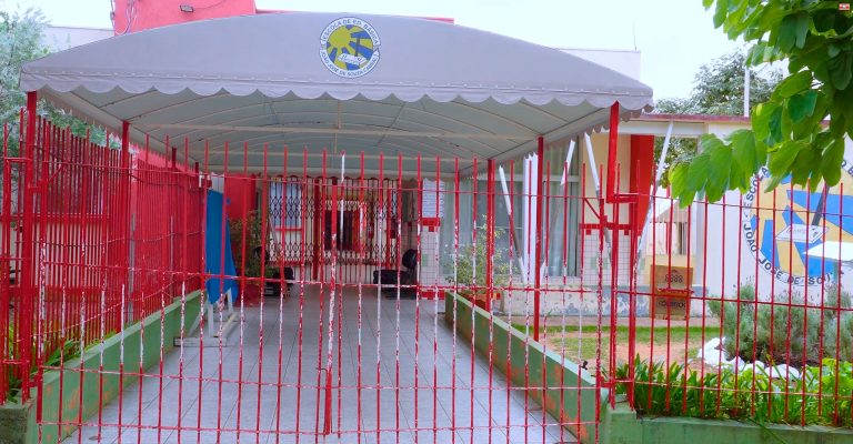 Imagens mostram ação de ladrão dentro de escola de Canoinhas