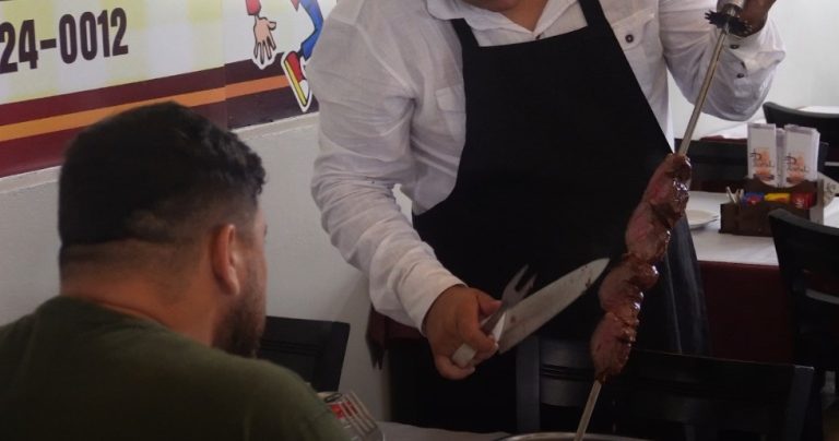 Dia do Churrasco: Canoinhas mantém preparo típico em festas do interior com espetos de madeira