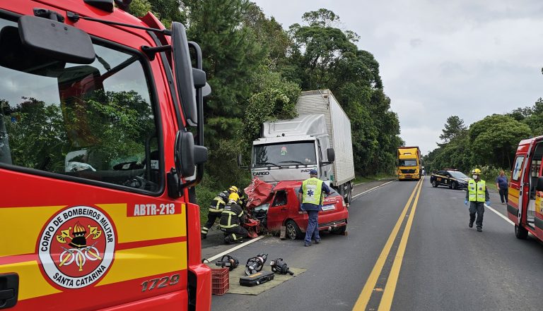 Identificado motorista que morreu em acidente na BR-280 envolvendo dois caminhões e Palio